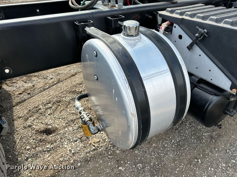 image for item OM9794 2016 Caterpillar  CT660S semi truck