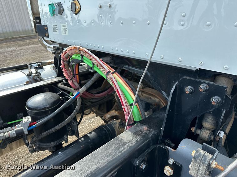 image for item OM9794 2016 Caterpillar  CT660S semi truck