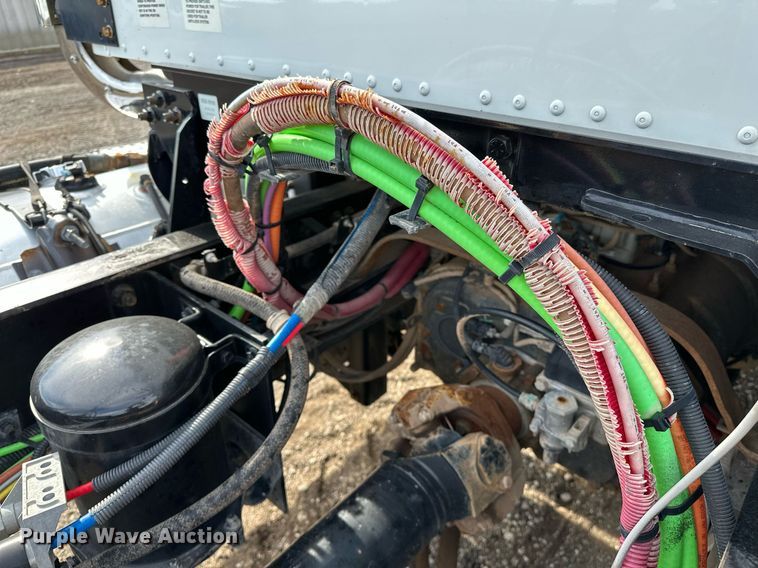 image for item OM9794 2016 Caterpillar  CT660S semi truck