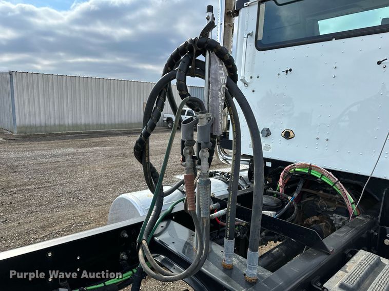 image for item OM9794 2016 Caterpillar  CT660S semi truck