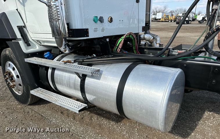 image for item OM9794 2016 Caterpillar  CT660S semi truck