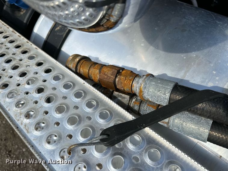 image for item OM9794 2016 Caterpillar  CT660S semi truck