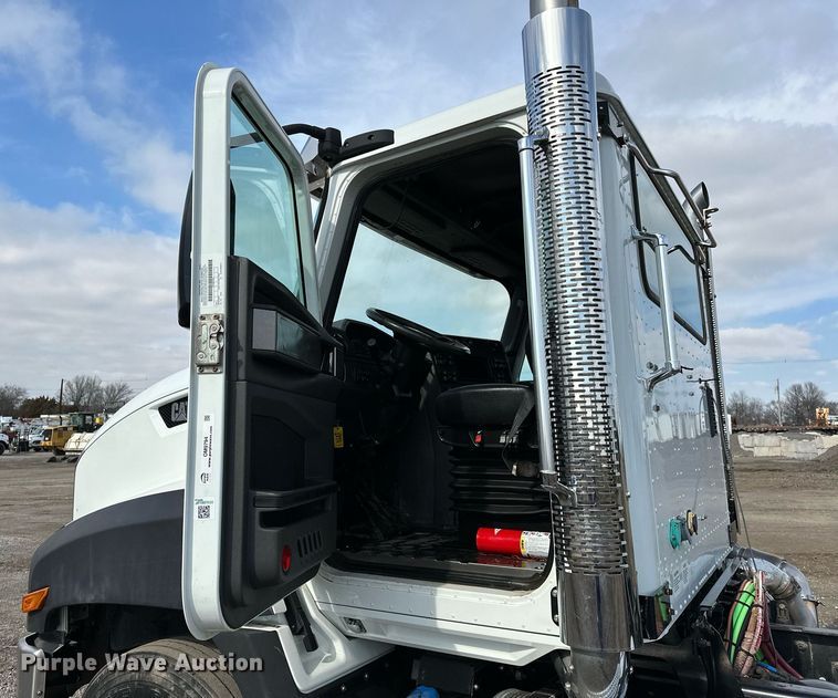 image for item OM9794 2016 Caterpillar  CT660S semi truck