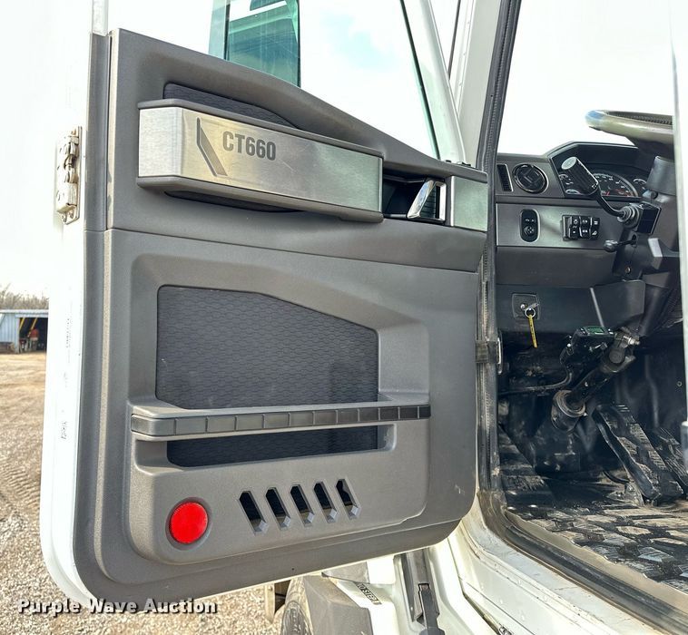 image for item OM9794 2016 Caterpillar  CT660S semi truck