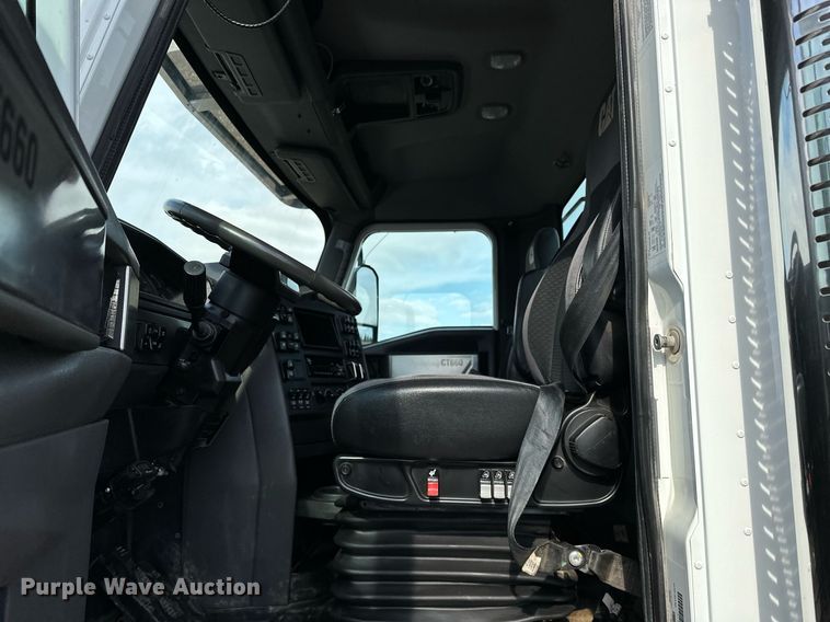 image for item OM9794 2016 Caterpillar  CT660S semi truck