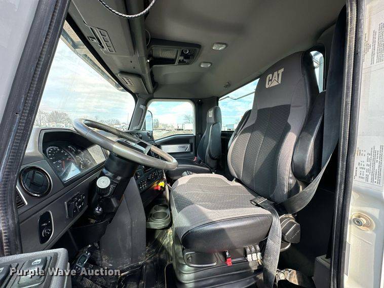 image for item OM9794 2016 Caterpillar  CT660S semi truck