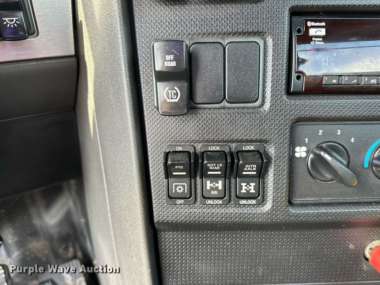 image for item OM9794 2016 Caterpillar  CT660S semi truck