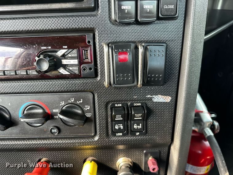 image for item OM9794 2016 Caterpillar  CT660S semi truck