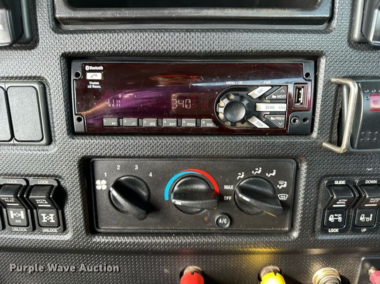 image for item OM9794 2016 Caterpillar  CT660S semi truck