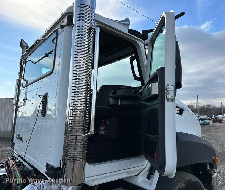 image for item OM9794 2016 Caterpillar  CT660S semi truck