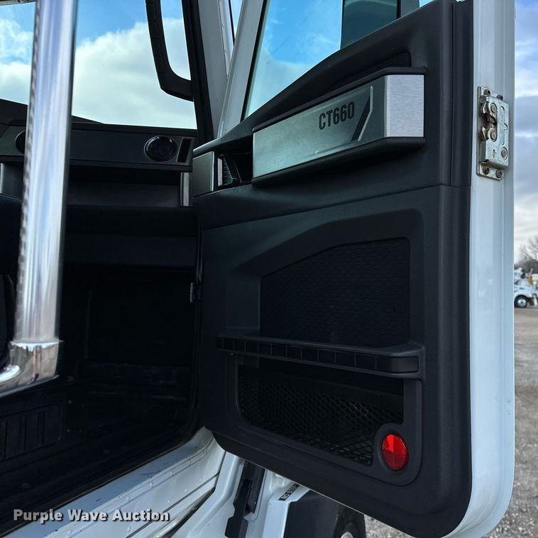 image for item OM9794 2016 Caterpillar  CT660S semi truck