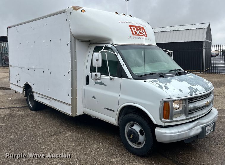 image for item DD3203 2000 Chevrolet Express G3500 box truck