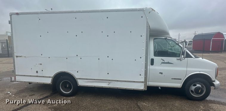image for item DD3203 2000 Chevrolet Express G3500 box truck