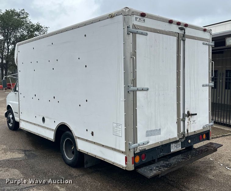 image for item DD3203 2000 Chevrolet Express G3500 box truck