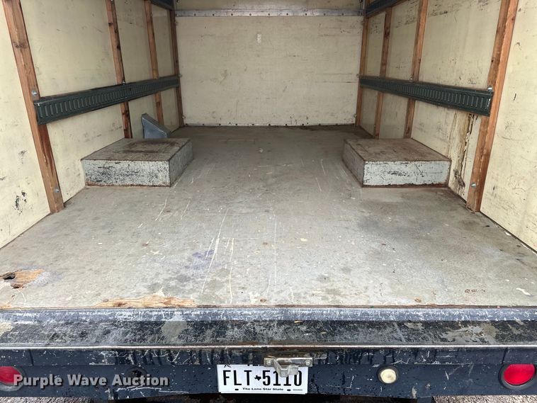 image for item DD3203 2000 Chevrolet Express G3500 box truck