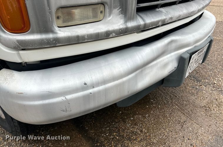 image for item DD3203 2000 Chevrolet Express G3500 box truck