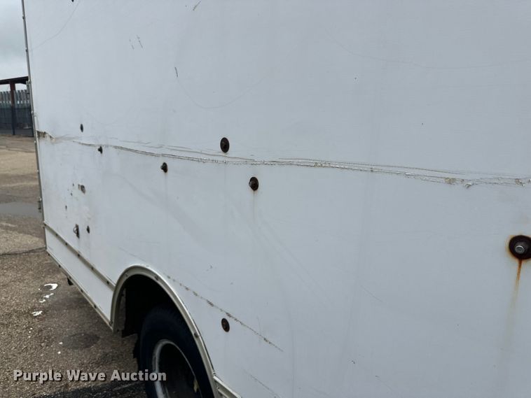 image for item DD3203 2000 Chevrolet Express G3500 box truck