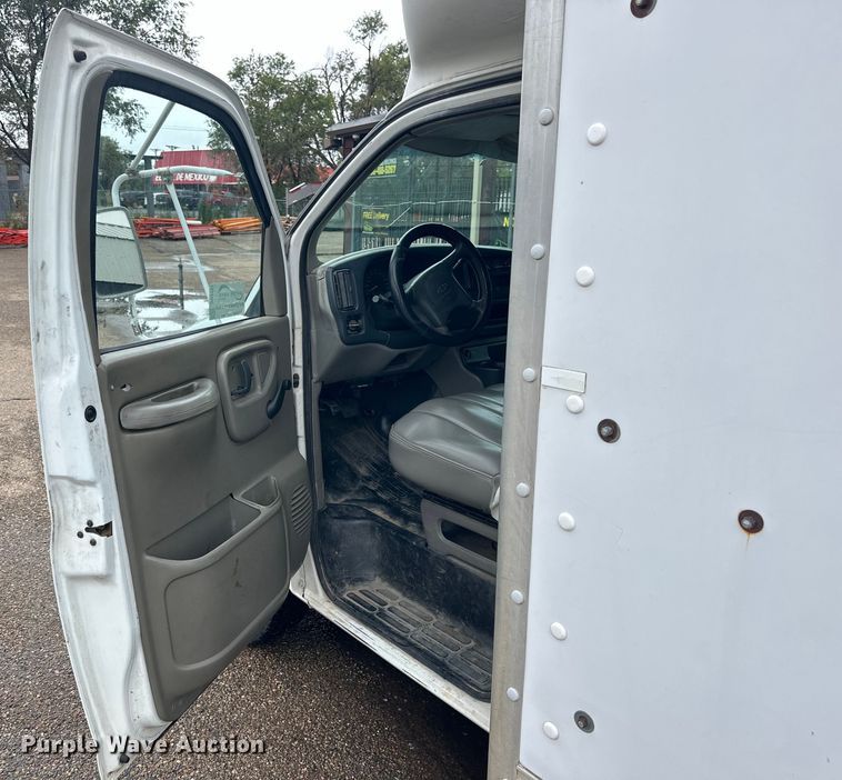 image for item DD3203 2000 Chevrolet Express G3500 box truck