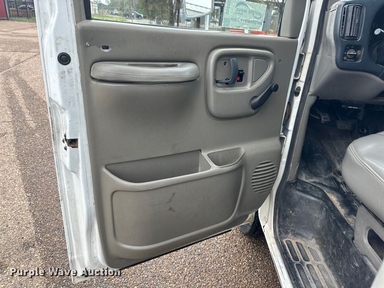 image for item DD3203 2000 Chevrolet Express G3500 box truck