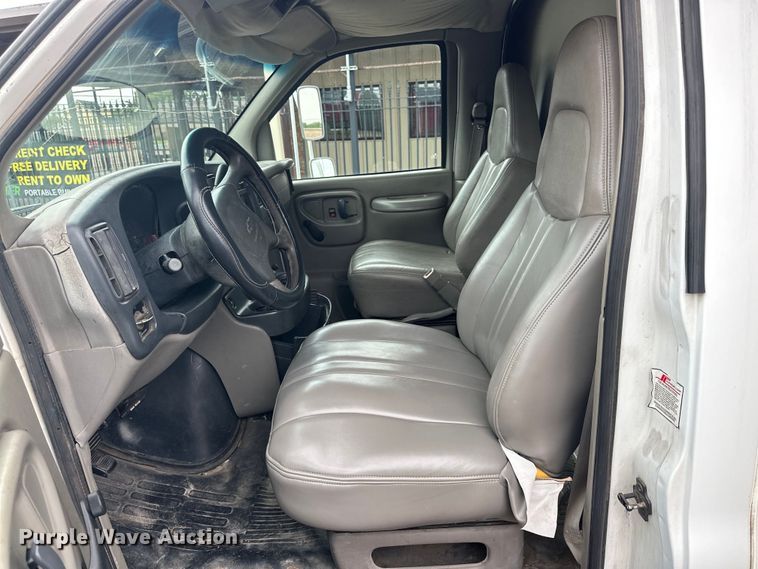 image for item DD3203 2000 Chevrolet Express G3500 box truck