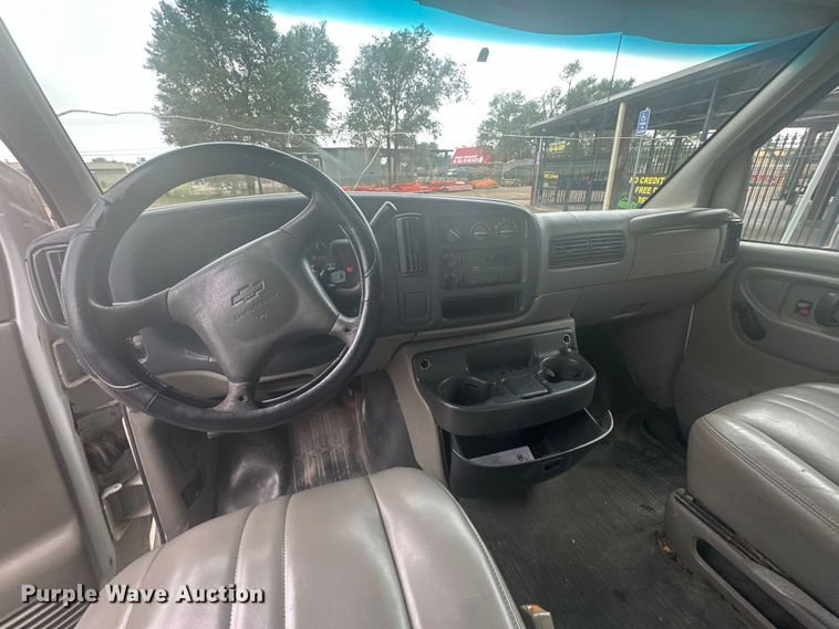 image for item DD3203 2000 Chevrolet Express G3500 box truck