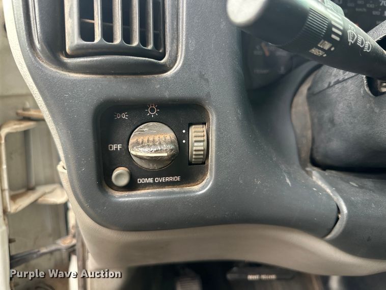 image for item DD3203 2000 Chevrolet Express G3500 box truck