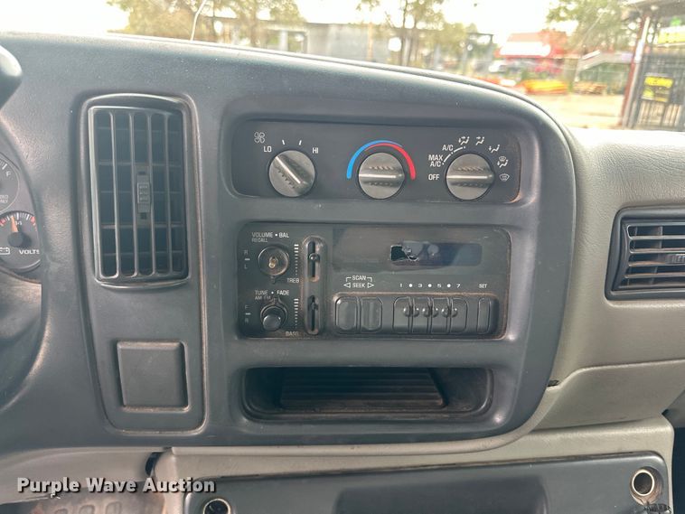 image for item DD3203 2000 Chevrolet Express G3500 box truck