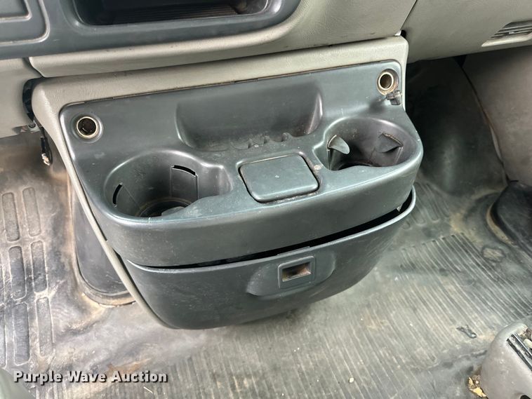 image for item DD3203 2000 Chevrolet Express G3500 box truck