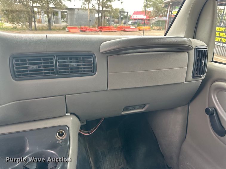 image for item DD3203 2000 Chevrolet Express G3500 box truck