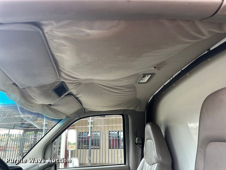 image for item DD3203 2000 Chevrolet Express G3500 box truck