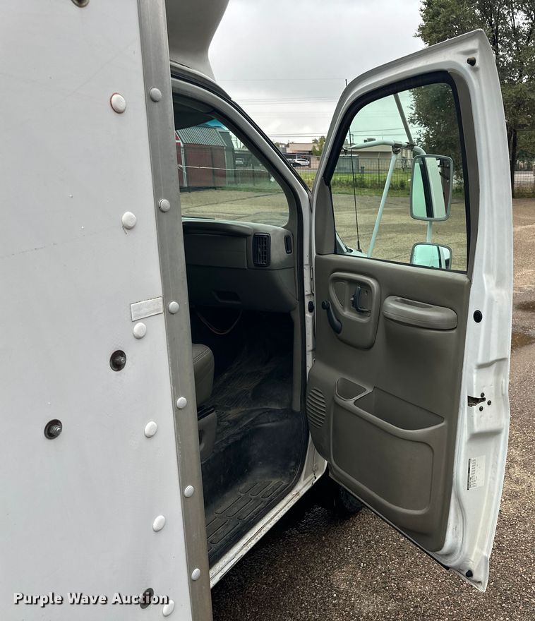 image for item DD3203 2000 Chevrolet Express G3500 box truck