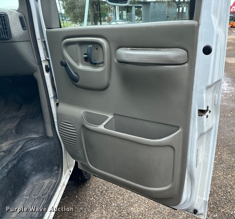 image for item DD3203 2000 Chevrolet Express G3500 box truck