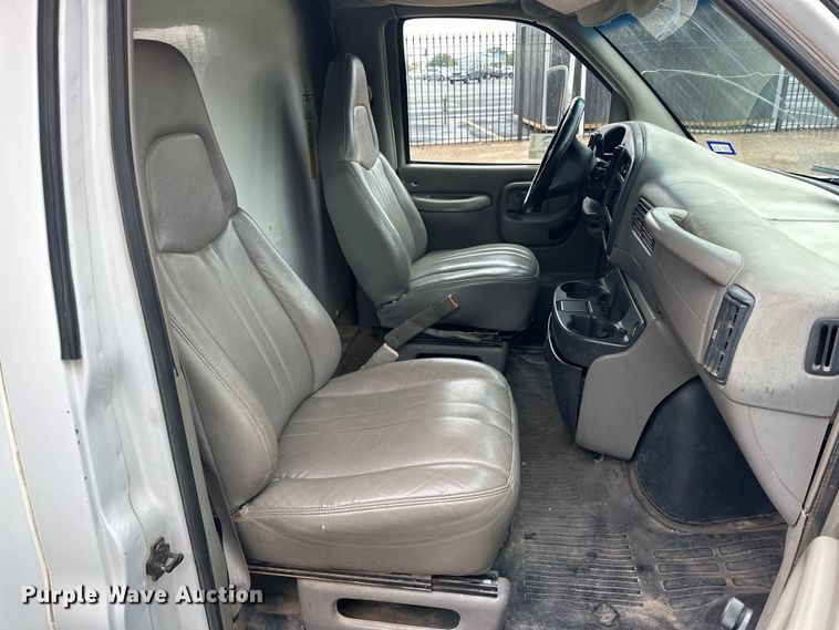 image for item DD3203 2000 Chevrolet Express G3500 box truck