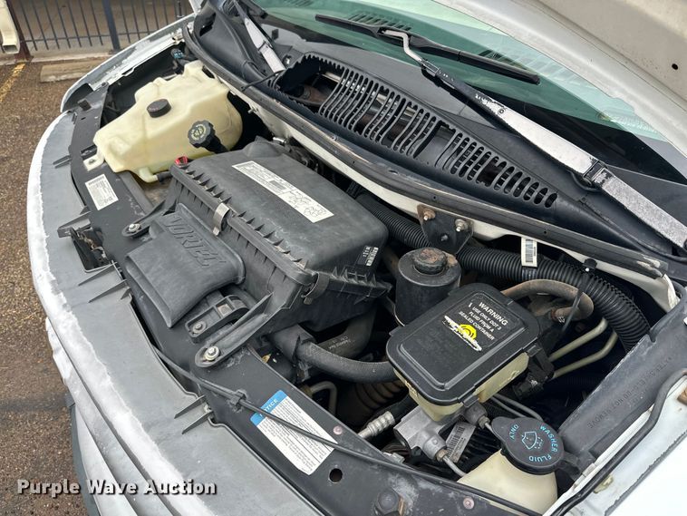 image for item DD3203 2000 Chevrolet Express G3500 box truck