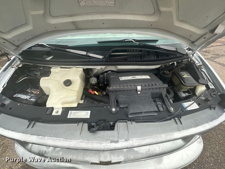 image for item DD3203 2000 Chevrolet Express G3500 box truck