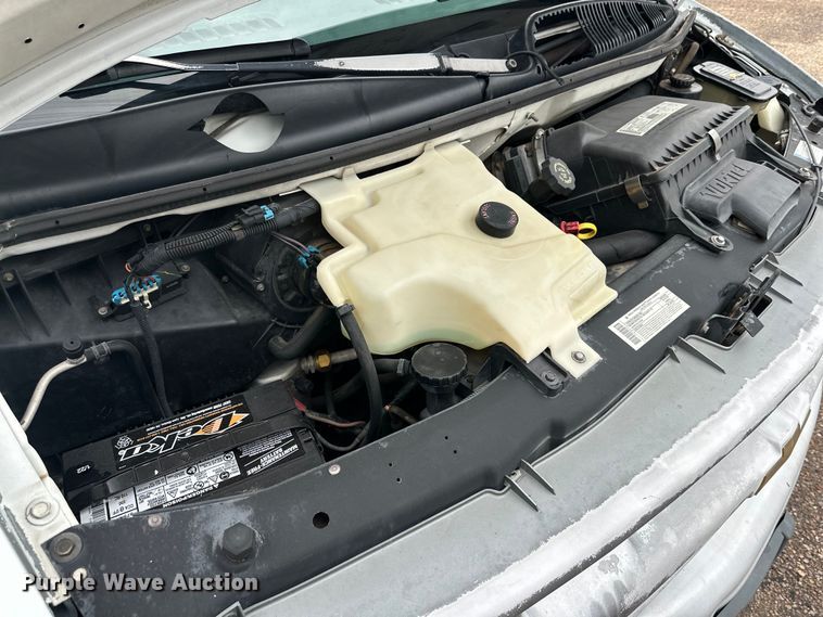 image for item DD3203 2000 Chevrolet Express G3500 box truck