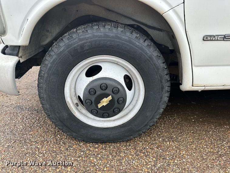 image for item DD3203 2000 Chevrolet Express G3500 box truck