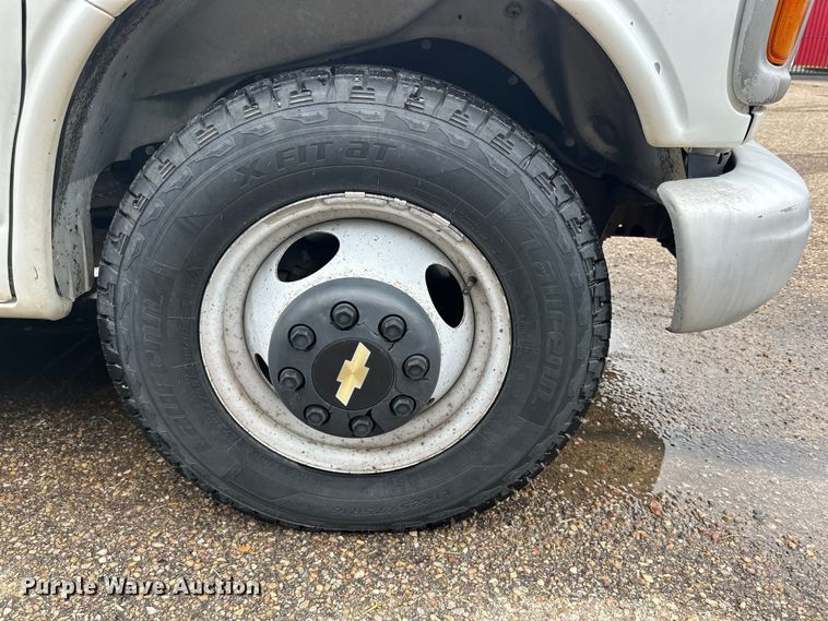 image for item DD3203 2000 Chevrolet Express G3500 box truck