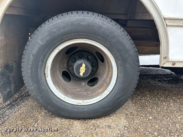 image for item DD3203 2000 Chevrolet Express G3500 box truck