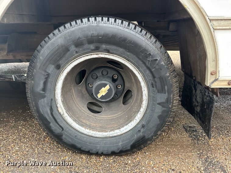 image for item DD3203 2000 Chevrolet Express G3500 box truck