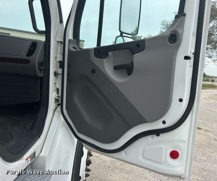 image for item DO7457 2021 Freightliner M2 106 box truck