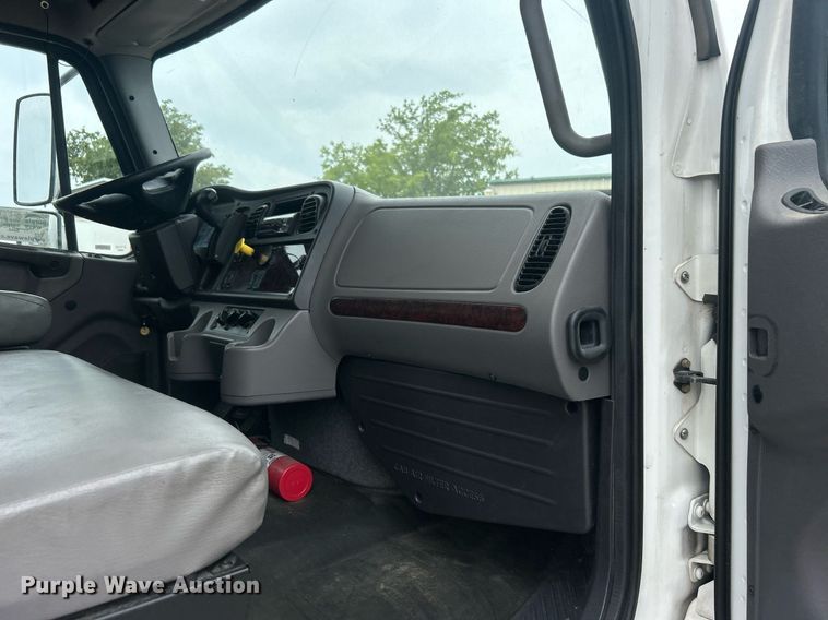 image for item DO7457 2021 Freightliner M2 106 box truck