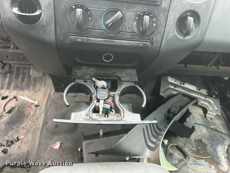 image for item DO7459 2004 Ford F150 SuperCab pickup truck