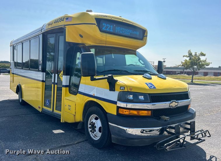 image for item DO7472 2017 Chevrolet Express G4500 shuttle bus