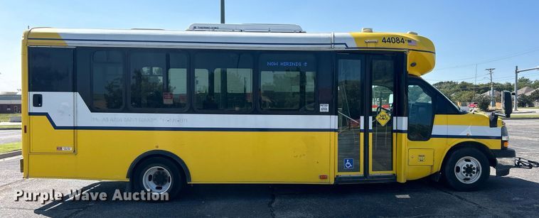 image for item DO7472 2017 Chevrolet Express G4500 shuttle bus