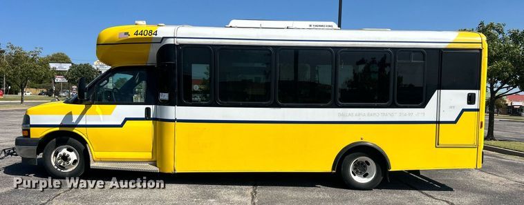 image for item DO7472 2017 Chevrolet Express G4500 shuttle bus