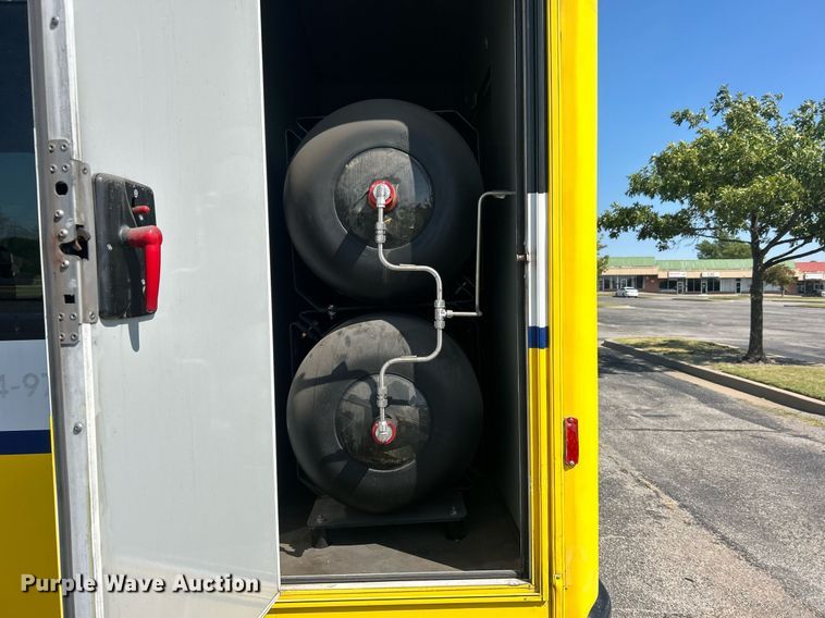 image for item DO7472 2017 Chevrolet Express G4500 shuttle bus