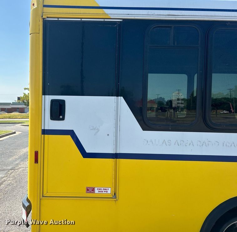 image for item DO7472 2017 Chevrolet Express G4500 shuttle bus