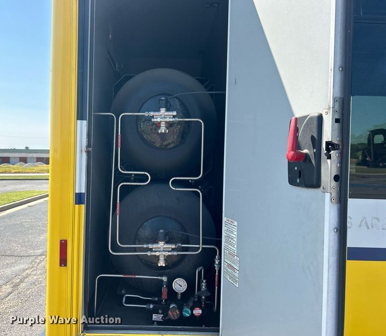 image for item DO7472 2017 Chevrolet Express G4500 shuttle bus