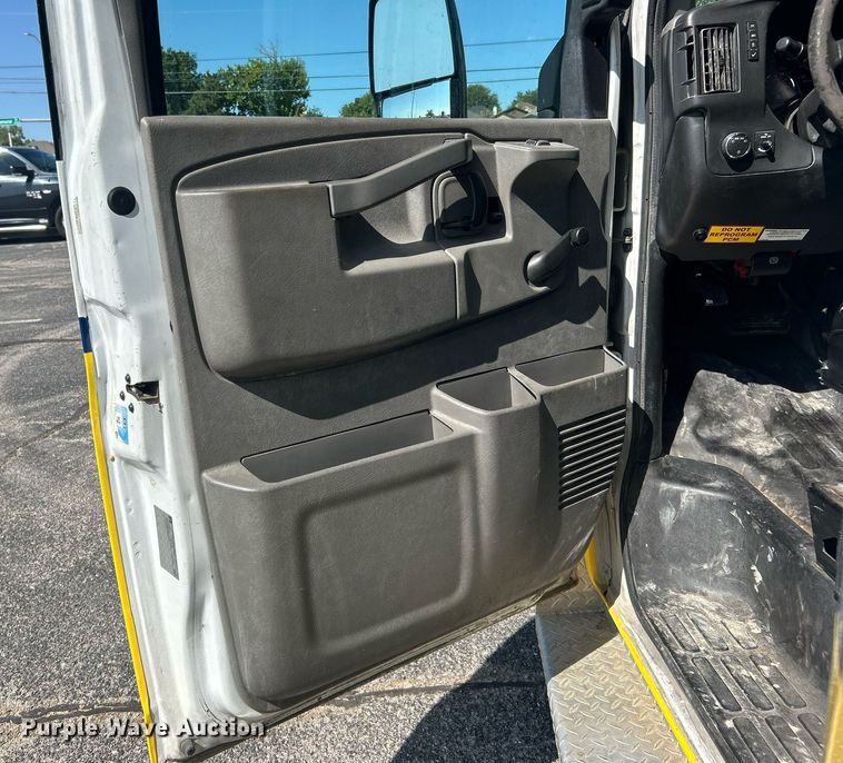 image for item DO7472 2017 Chevrolet Express G4500 shuttle bus